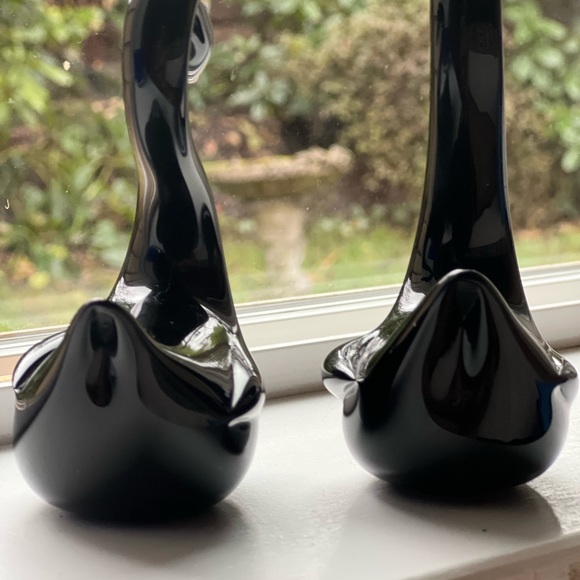 VTG PAIR OF BLACK CROWNING TOUCH GLASS SWANS - Picture 6 of 8